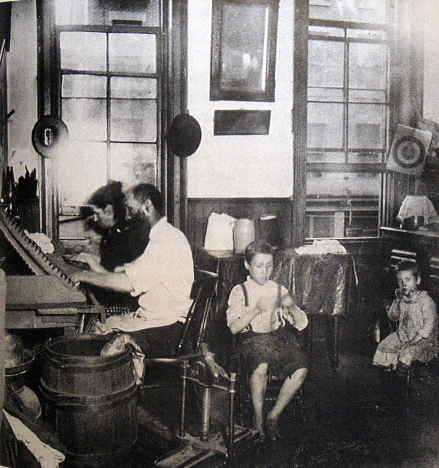 Bohemian Cigarmakers at Work in their Tenament (Богемские изготовители сигарет за работой в арендуемом ими помещении), 1890