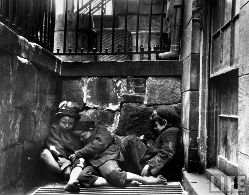 Children sleeping in Mulberry Street (Дети, спящие на Малберри-стрит), 1890