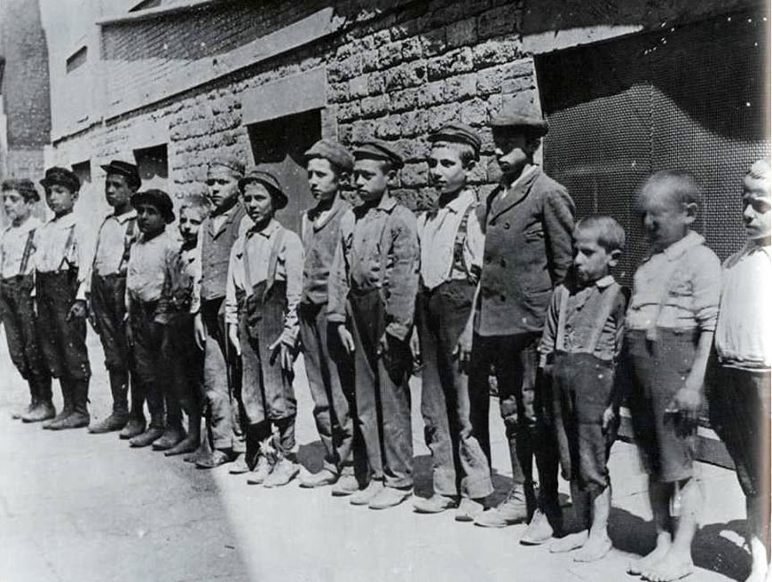 Drilling the Gang on Mulberry Street (Тренировка дворовой компании на Малберри-стрит)