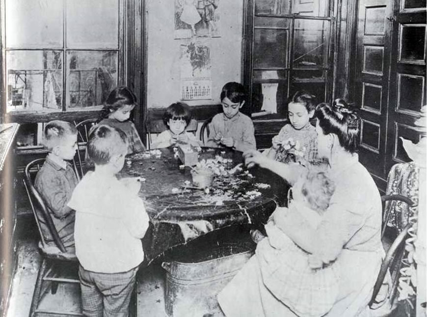 Family Making Artificial Flowers (Семья, готовящая искусственные цветы на продажу)