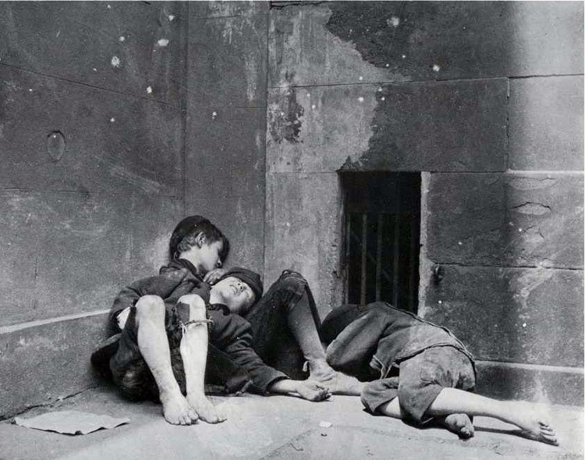 Street Arabs in Sleeping Quarters (Ночное пристанище беспризорников), 1890