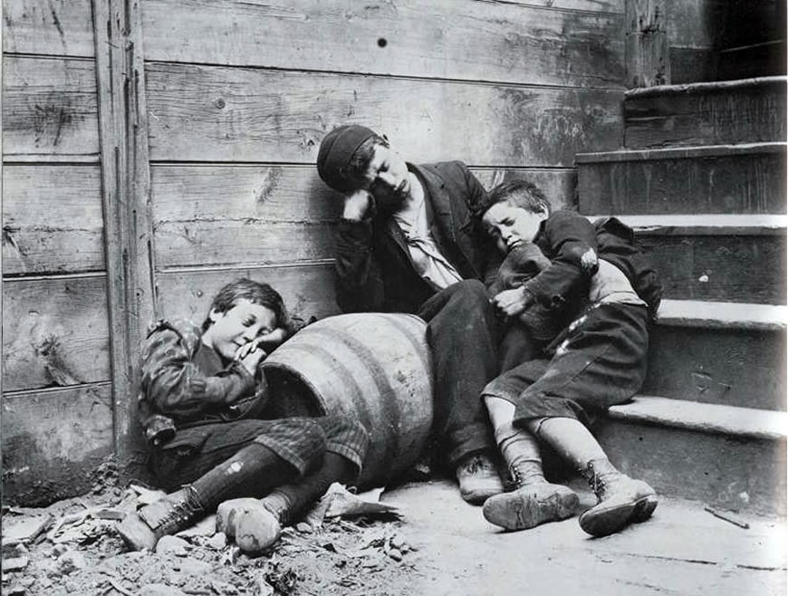 Street Arabs in Sleeping Quarters (Ночное пристанище беспризорников), 1890