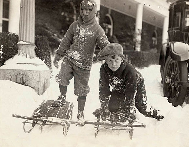 Boys Playing in Snow by Capital Building (Мальчики, играющие в снегу у Капитолия), January 03, 1925