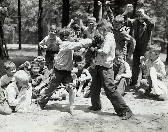 Two Boys Boxing with Others Cheering (Два боксирующих мальчика, и другие, подбадривающие их), July 01, 1929