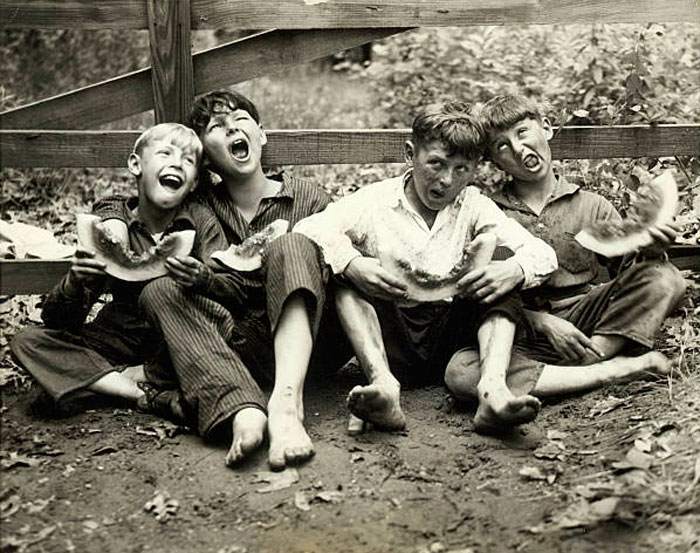 A group of young boys sing 'Sweet Adeline' over their watermelon (Группа мальчиков, поющих «Милая Аделин» над своим арбузом), July 12, 1929