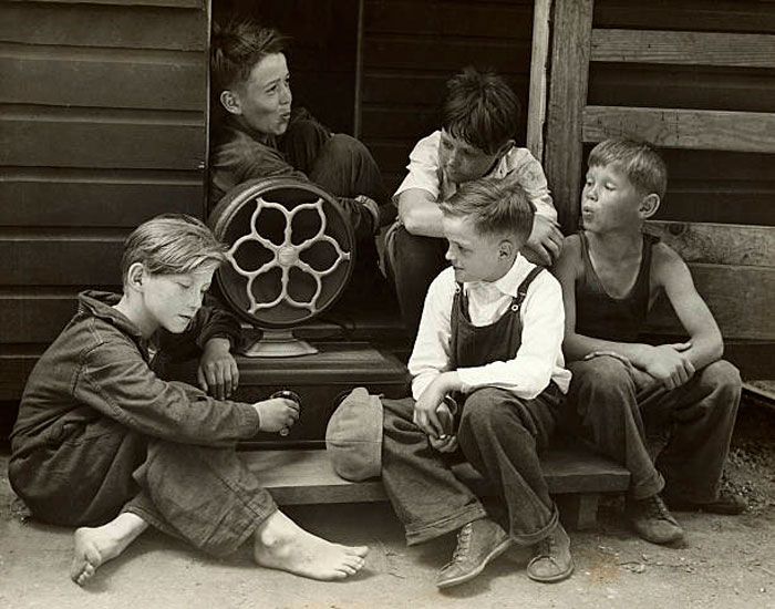 Boys Listening to the Radio (Мальчишки, слушающие радио), August 13, 1929