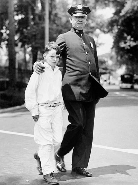 Police Officer and Young Boy Crossing Street Together (Полицейский офицер и мальчик, вместе пересекающие улицу), c.1950s