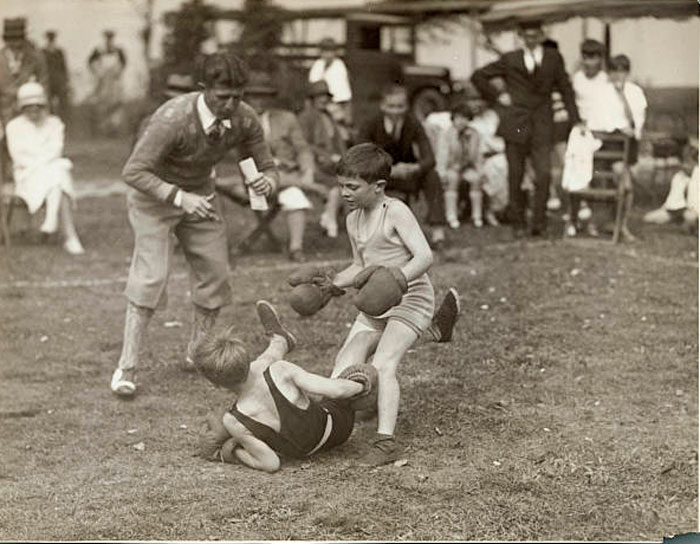 Two Young Boys Being Refereed During Boxing Match (Два мальчика и рефери во время боксёрского матча)