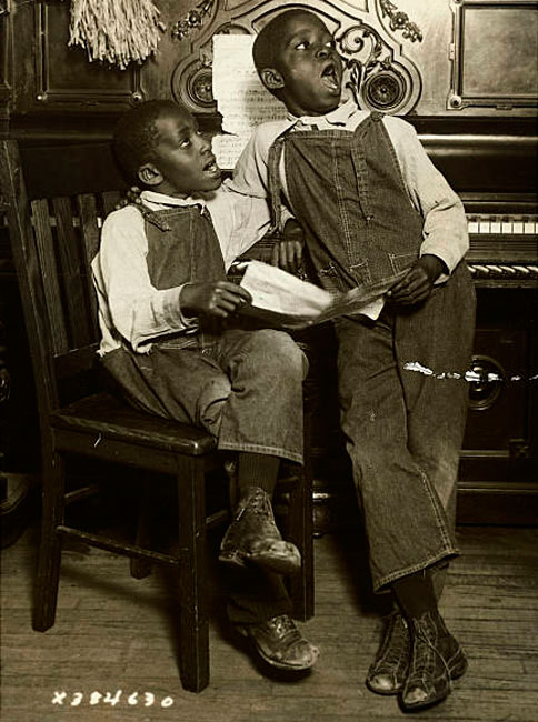 Two Boys Singing at Piano (Дети поющие у фортепиано)