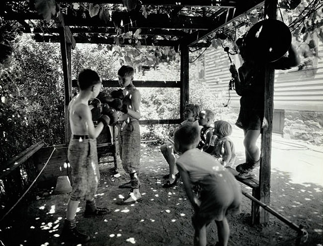 Children Watching Boxing Match (Дети, наблюдающие за боксёрским матчем)