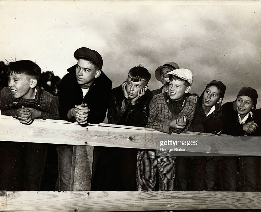 Children Leaning on Fence (Дети, прислонившиеся к забору)