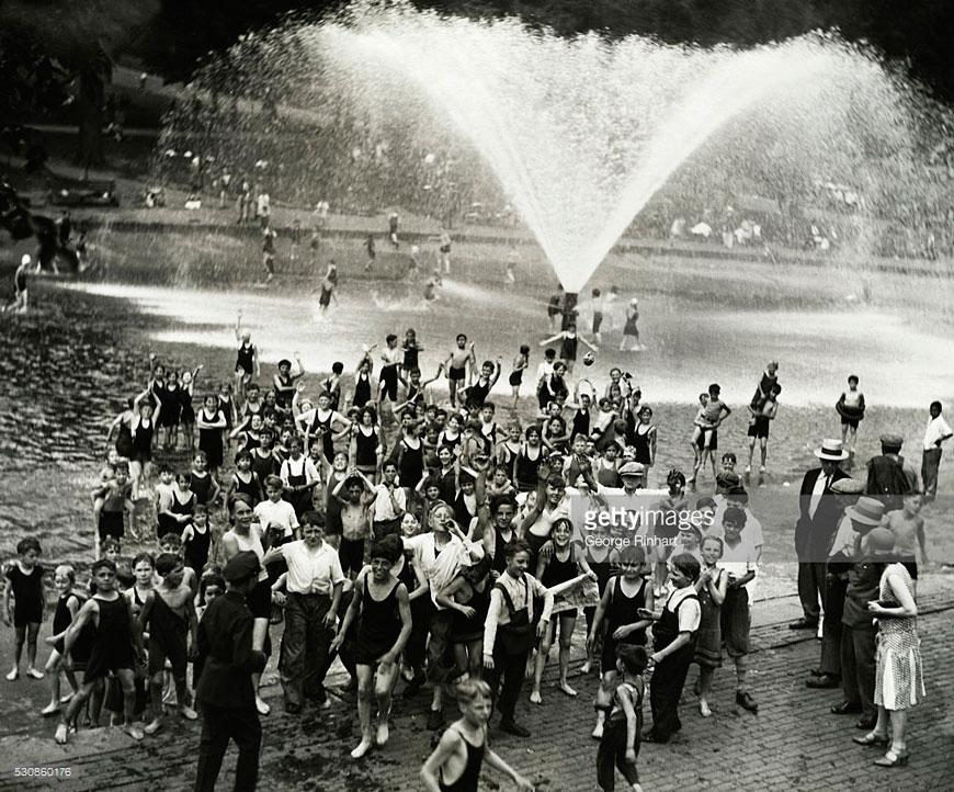 Children Cooling off at Pond with Fountain (Дети наслаждаются прохладой у пруда с фонтаном)