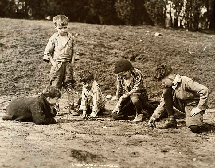 Children Shooting Marbles (Дети за игрой в марбл)