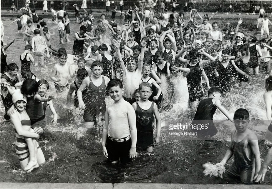 Children Enjoying NYC Public Pool (Дети, наслаждающиеся в общественном бассейне Нью-Йорка)