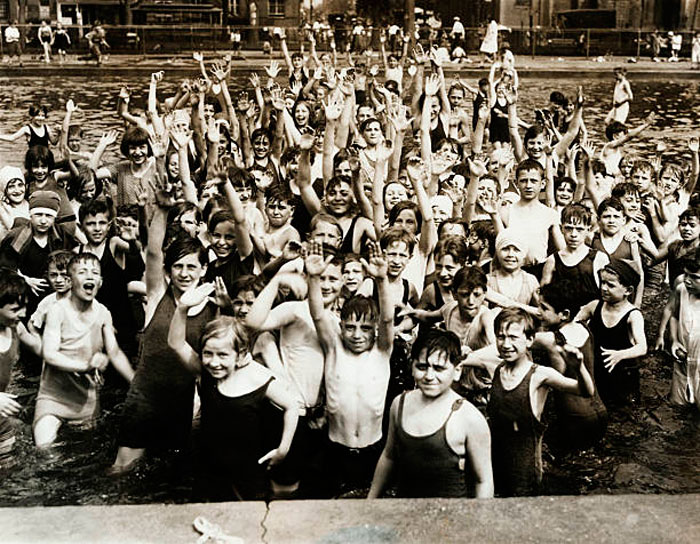 Children Enjoying NYC Public Pool (Дети, наслаждающиеся в общественном бассейне Нью-Йорка)