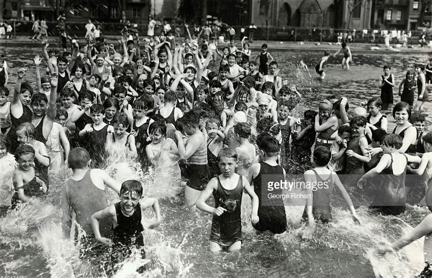 Children Enjoying NYC Public Pool (Дети, наслаждающиеся в общественном бассейне Нью-Йорка)