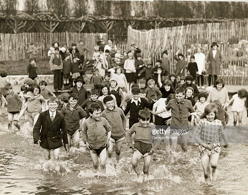 Children Running into Pool Wearing Clothes (Дети, зашедшие в бассейн в одежде)