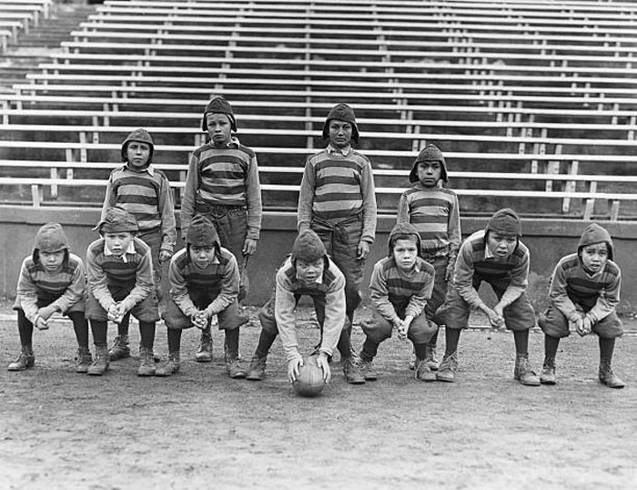 Native Americans Comprising Junior Football Team (Детская футбольная команда из коренных американцев)