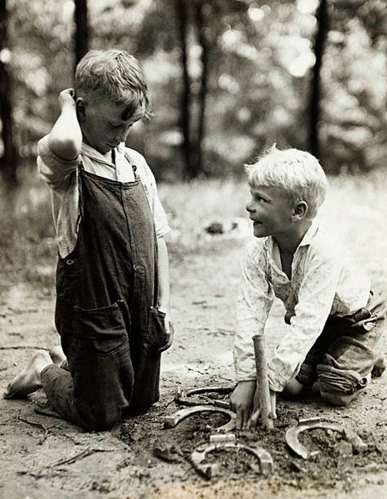 Two Young boys Playing The Horseshoe Toss (Два мальчика, играющие в 'Подкинь подкову')