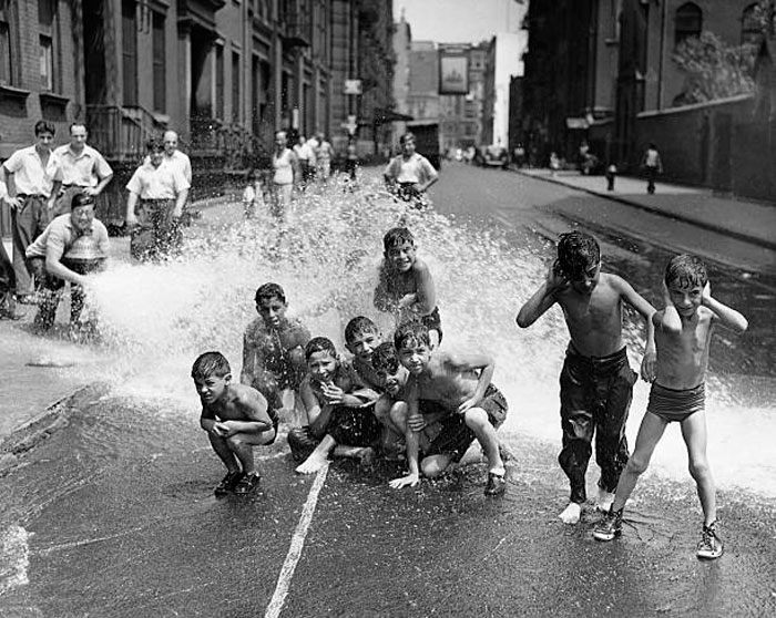 Boys Having Fun on a Hot Summer Day (Мальчишки, получающие удовольствие в жаркий летний день)