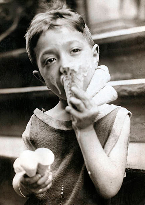 Boy with Many Ice Cream Cones (Мальчик со множеством рожков с мороженым)