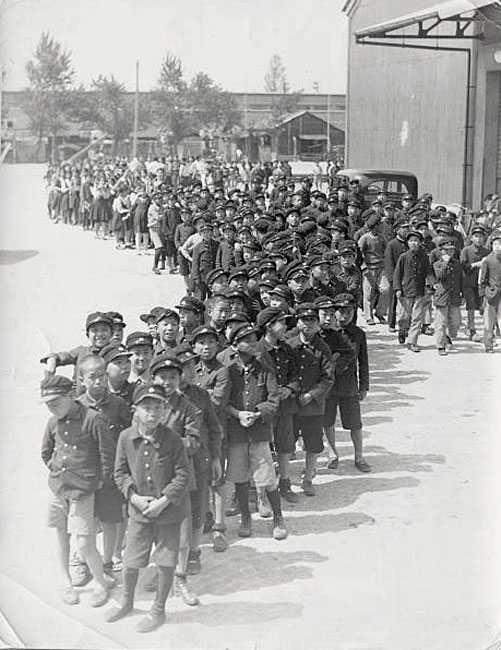 Japanesse school children waiting in line to board the USS Augusta (Японские школьники, ожидающие очереди, чтобы подняться на борт военного корабля 'Августа')