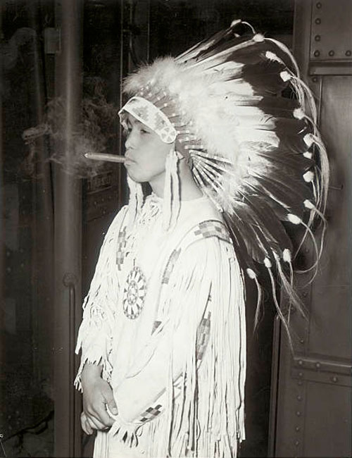 Native American boy smoking a cigar (Мальчик-индеец, курящий сигару)