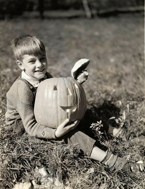 Boy Carving Pumpkin for Halloween (Мальчик, вырезающий тыкву для Хэллоуина)