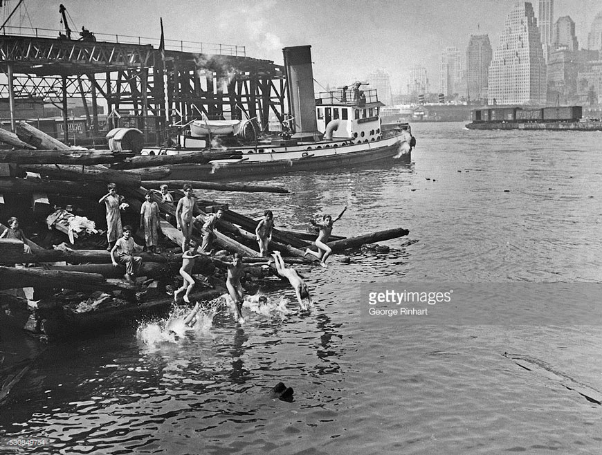 Boys Skinny Dipping Into the East River (Мальчишки, купающиеся голышом в Ист-Ривер)