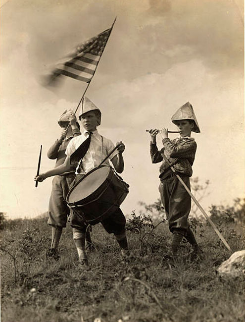 Boys Reenacting The Spirit of 76 (Мальчики воссоздающие дух Американской Революции)