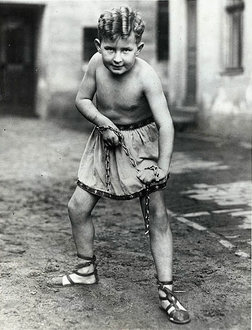 Boy Breaking Chains (Мальчик, разрывающий цепи)