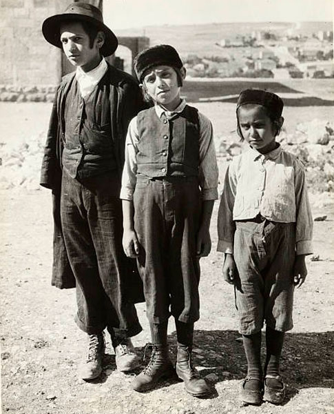 Three Yemenite Boys Standing Together (Три йеменских еврейских мальчика, стоящих вместе)