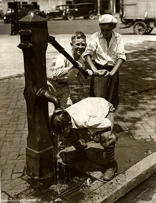 Children Playing at a Well (Дети, играющие у колонки)