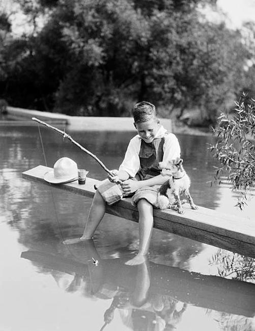 Young boy fishing (Рыбачущий мальчик), 1930-1940s