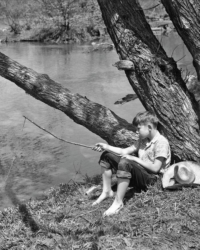 Barefoot boy sitting under tree (Босоногий мальчик, сидящий под деревом), 1940s