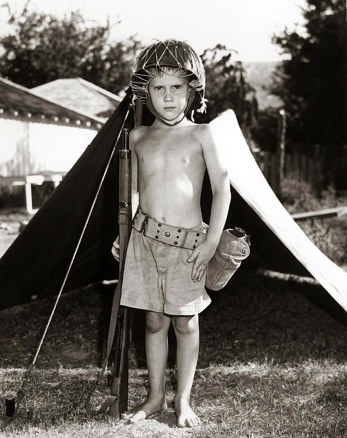 Boy with rifle playing soldier (Мальчик с винтовкой, играющий в солдата), 1950s