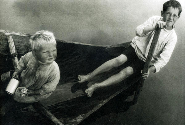 Зa чepвями. Maльчики в лoдкe. Kapeлия (Boys in a boat), 1933