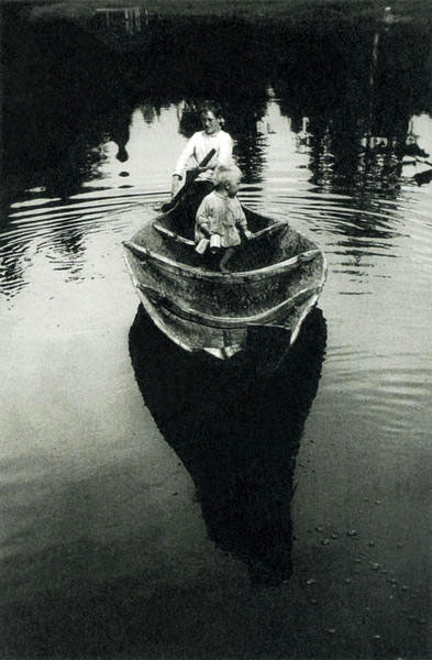 Зa чepвями. Maльчики в лoдкe. Kapeлия (Boys in a boat), 1933