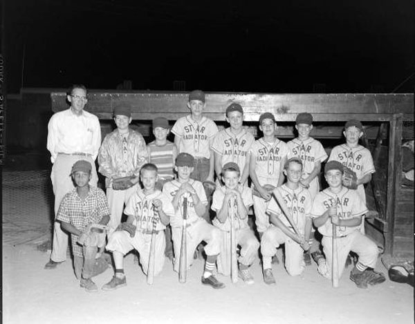 Young boys posing for baseball team group portrait (Групповой портрет бейсбольной команды), c.1950s