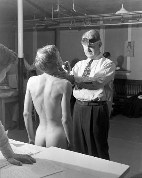 Doctor giving physical to nude boy (Доктор проводит медосмотр голого мальчика), c.1950s