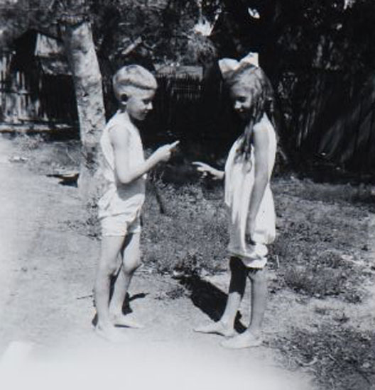 Boy and girl in garden pointing at each other (Мальчик и девочка в саду, повернувшиеся к друг другу), c.1950s