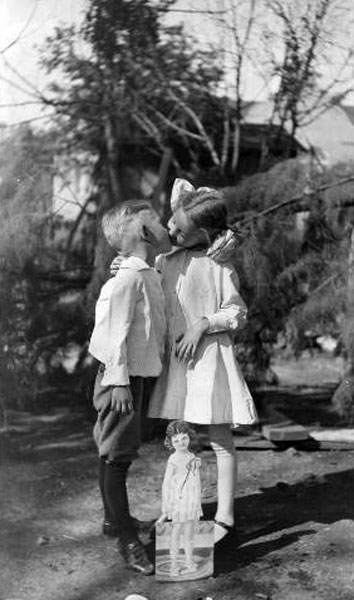 Two children kissing (Два целующихся ребёнка), c.1930