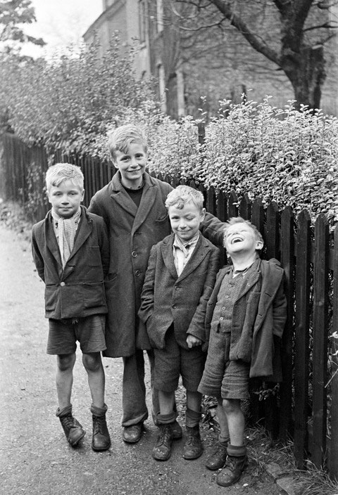 Boys who were dug out of the rubble of their homes, battered but cheerful (Мальчики, прятавшиеся в бомбоубежище среди руин ихдомов, потрёпанные, но весёлые), 1940