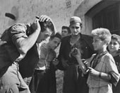 Американские солдаты встречаются с местными жителями