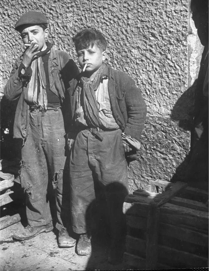 Young smokers cadge from every passing soldier (Юные курильщики, выпрашивающие деньги у каждого проходящего мимо солдата), 1944