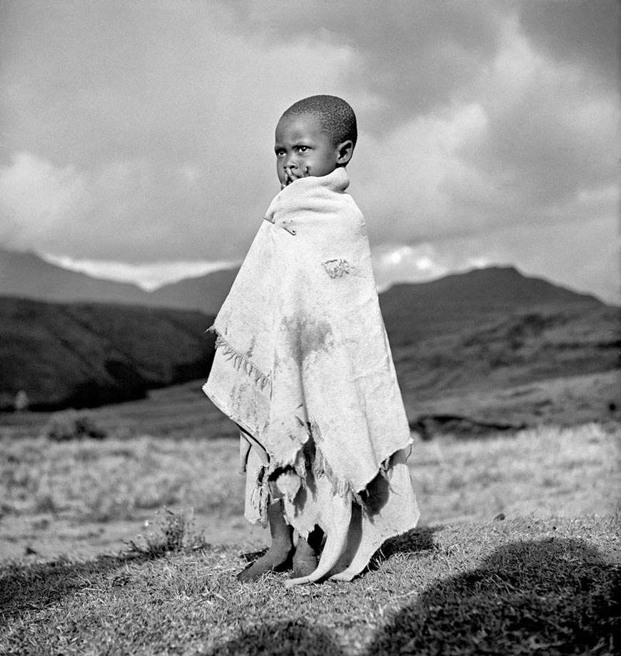 Young Basuto boy wrapped in blankets against the cold on the Mountain of the Night (Мальчик из племени Басуто, завернутый в одеяла, спасается от холода на Горе Ночи), 1947