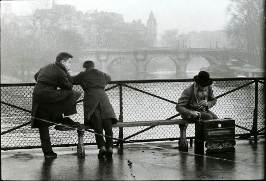 Musician on the Passerelle des Arts (Музыкант на Мосту Искусств), 1957