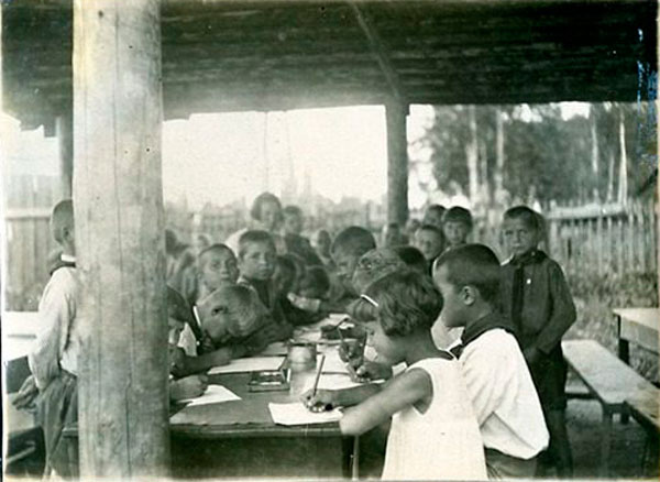 Загорский городской пионерлагерь (Сity pioneer camp in Zagorsk), 1937