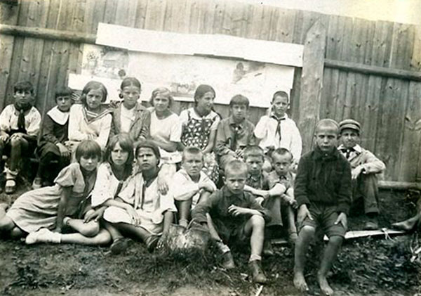 Загорский городской пионерлагерь (Сity pioneer camp in Zagorsk), 1937