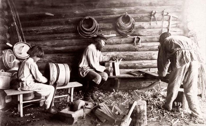 Переехавшая семья бондарей в Сибири (A displaced family of coopers in Siberia), конец XIX - начало XX